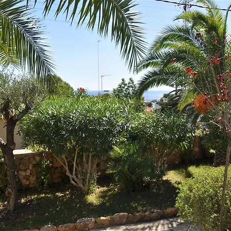 Villa Besides The Sea - 3 Bedrooms *
